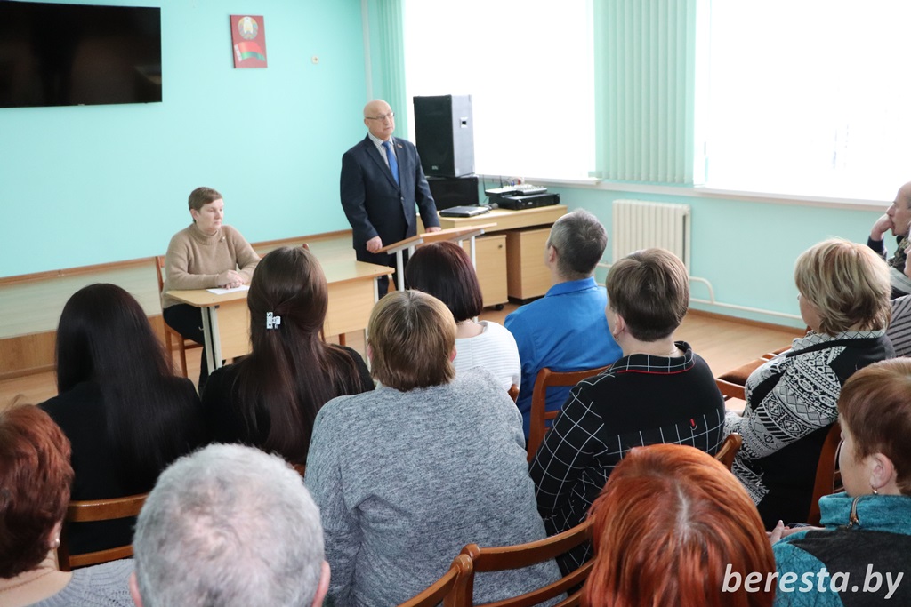 Председатель Берестовицкого районного Совета депутатов Михаил Писарик познакомил с новшествами электоральной кампании работников Стародворецкой базовой школы