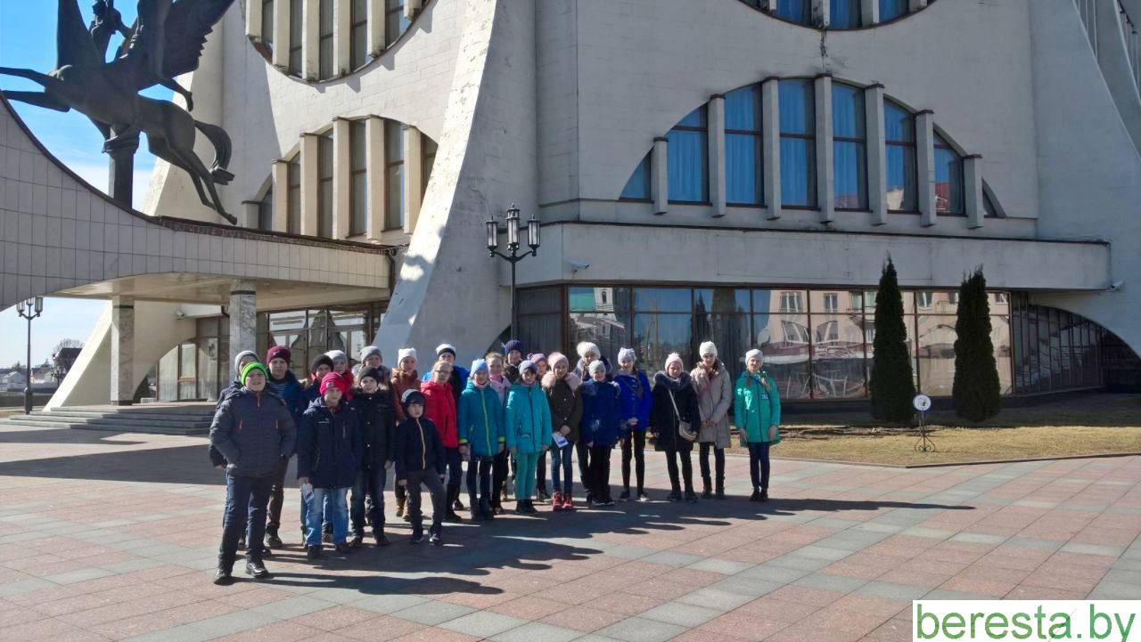 Учащиеся средней школы аг. Пограничный побывали в Гродненском областном драматическом театре