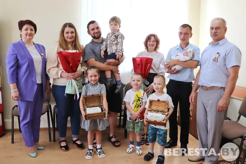 «Бацькава кашуля» – на счастье малыша: в Малой Берестовице две семьи стали участниками проекта «Трэці – Бацькаў»