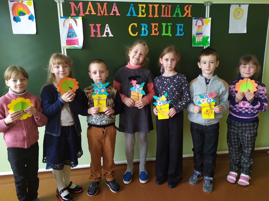 Мир прекрасен, когда в нем есть мама. Неделя матери прошла в Макаровском яслях-саду-средней школе