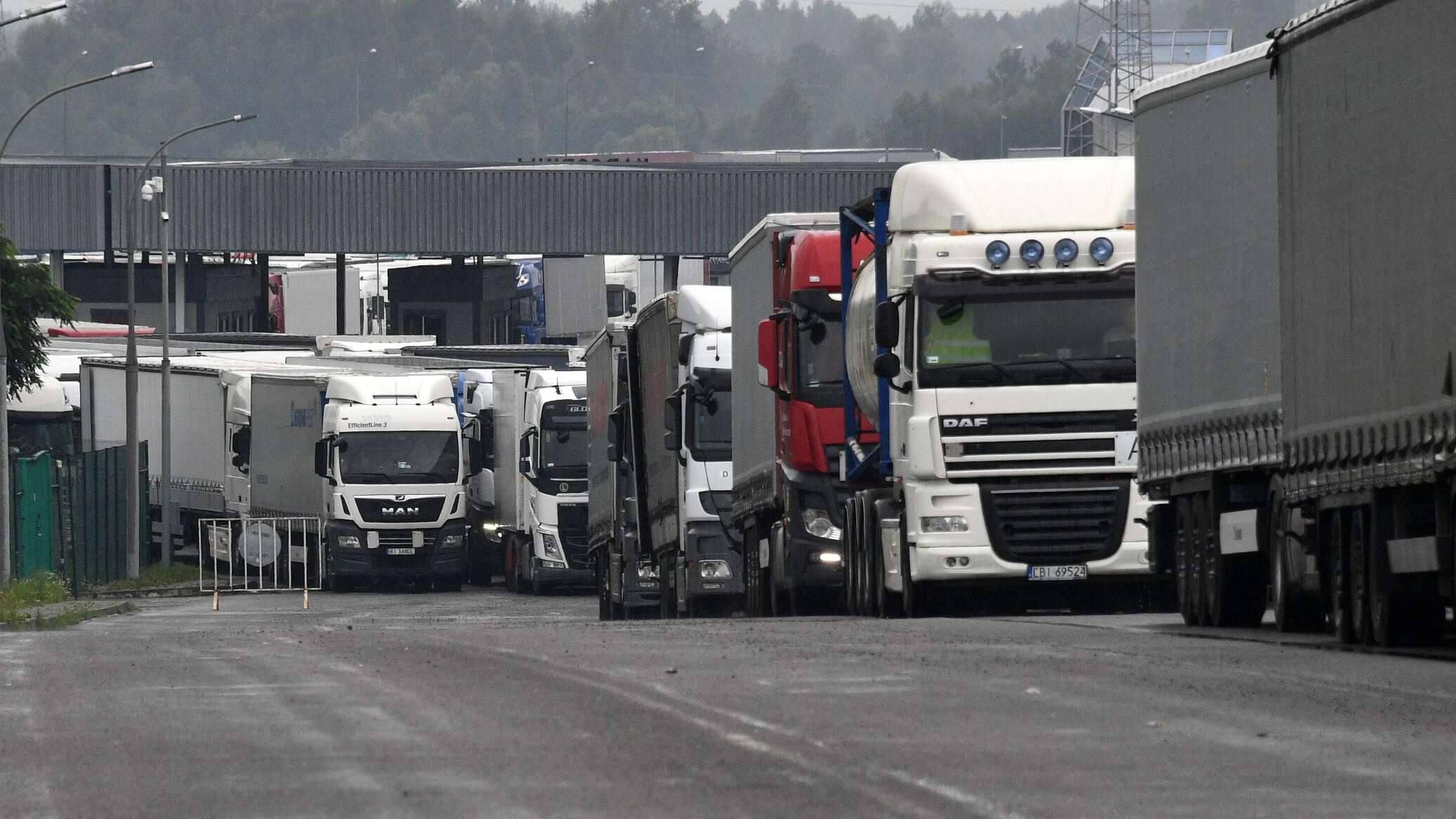 Около тысячи легковушек фиксируется в очереди в Польшу 