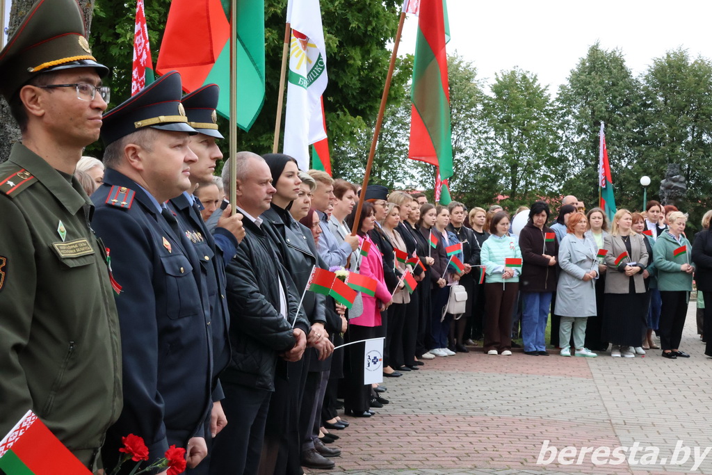 Одной семьей под мирным небом. В Большой Берестовице состоялся митинг, посвященный Дню народного единства