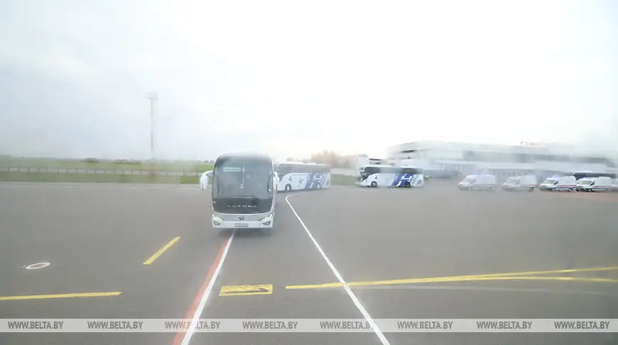 Автобусная колонна с жителями Алешек выдвинулась из аэропорта Гомеля