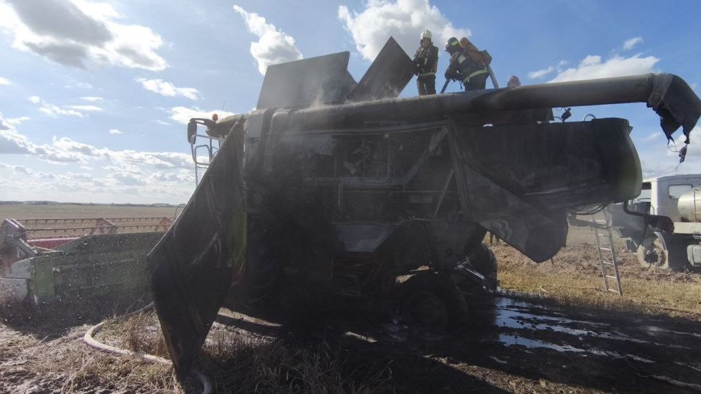 В Волковысском районе в поле горел зерноуборочный комбайн