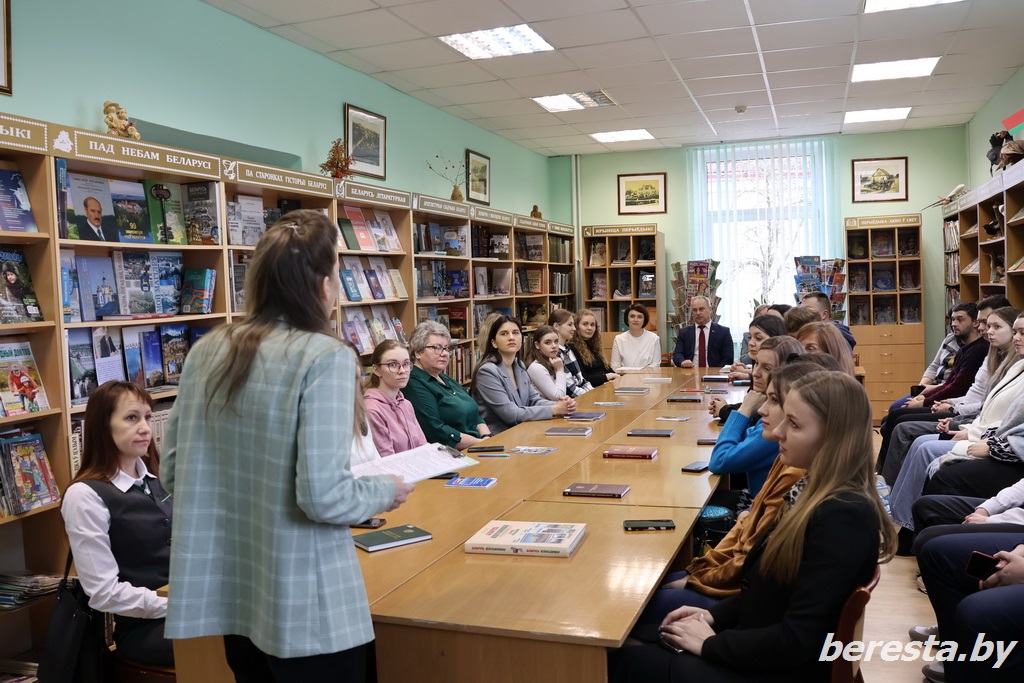 Об Основном законе, семейных ценностях и поддержке молодежи в нашей стране говорили на диалоговой площадке в Большой Берестовице