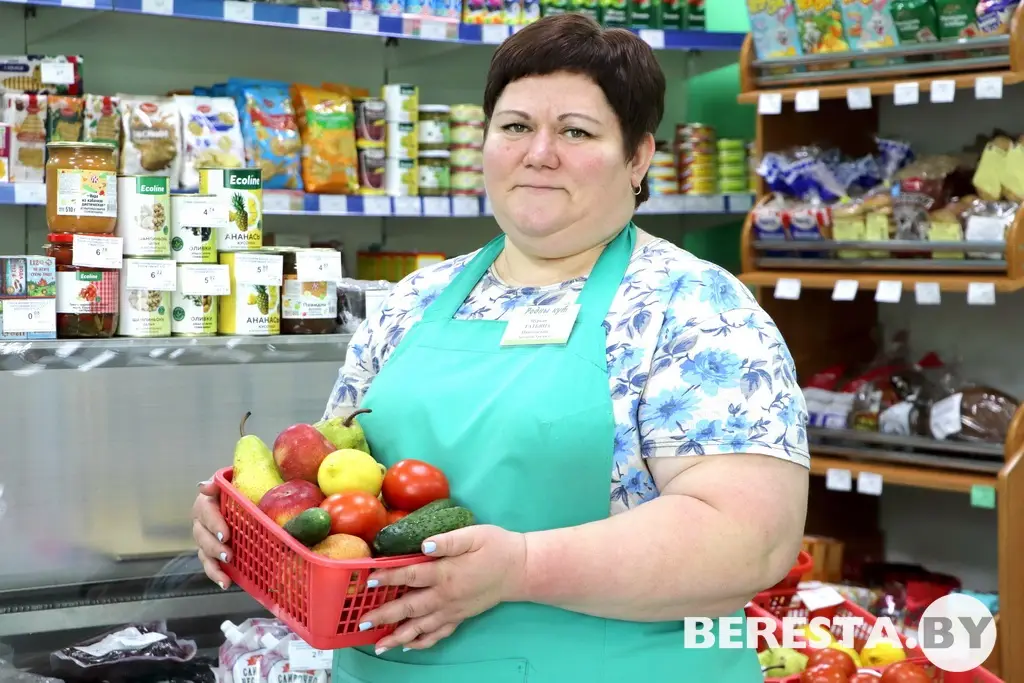 Продавец из деревни Поплавцы Татьяна Цуркан вдохнула жизнь в местный магазин
