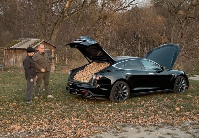 Сколько картошки можно загрузить в Tesla Model S? Белорусы проверили