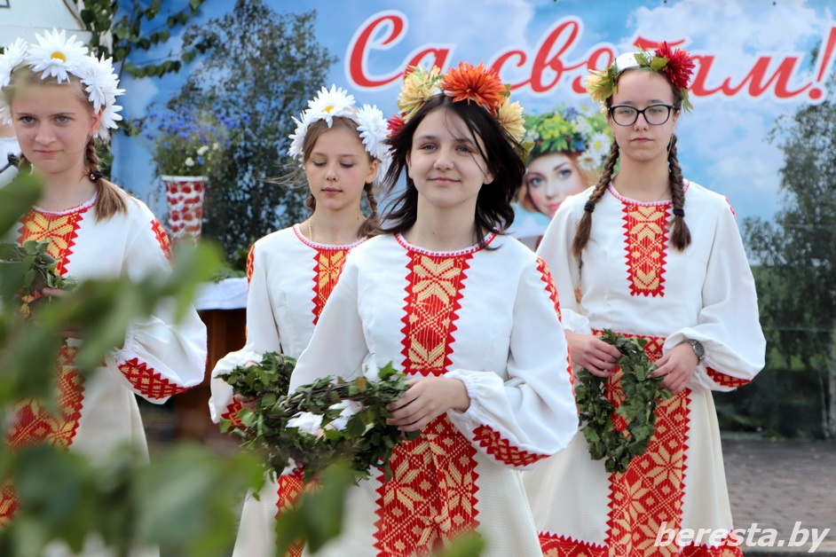 “Песні спявалі, вяночкі завявалі”. У Бераставіцкім раёне адбылося фальклорнае свята «Старадварэцкая Сёмуха гудзе на ўсю ваколіцу».