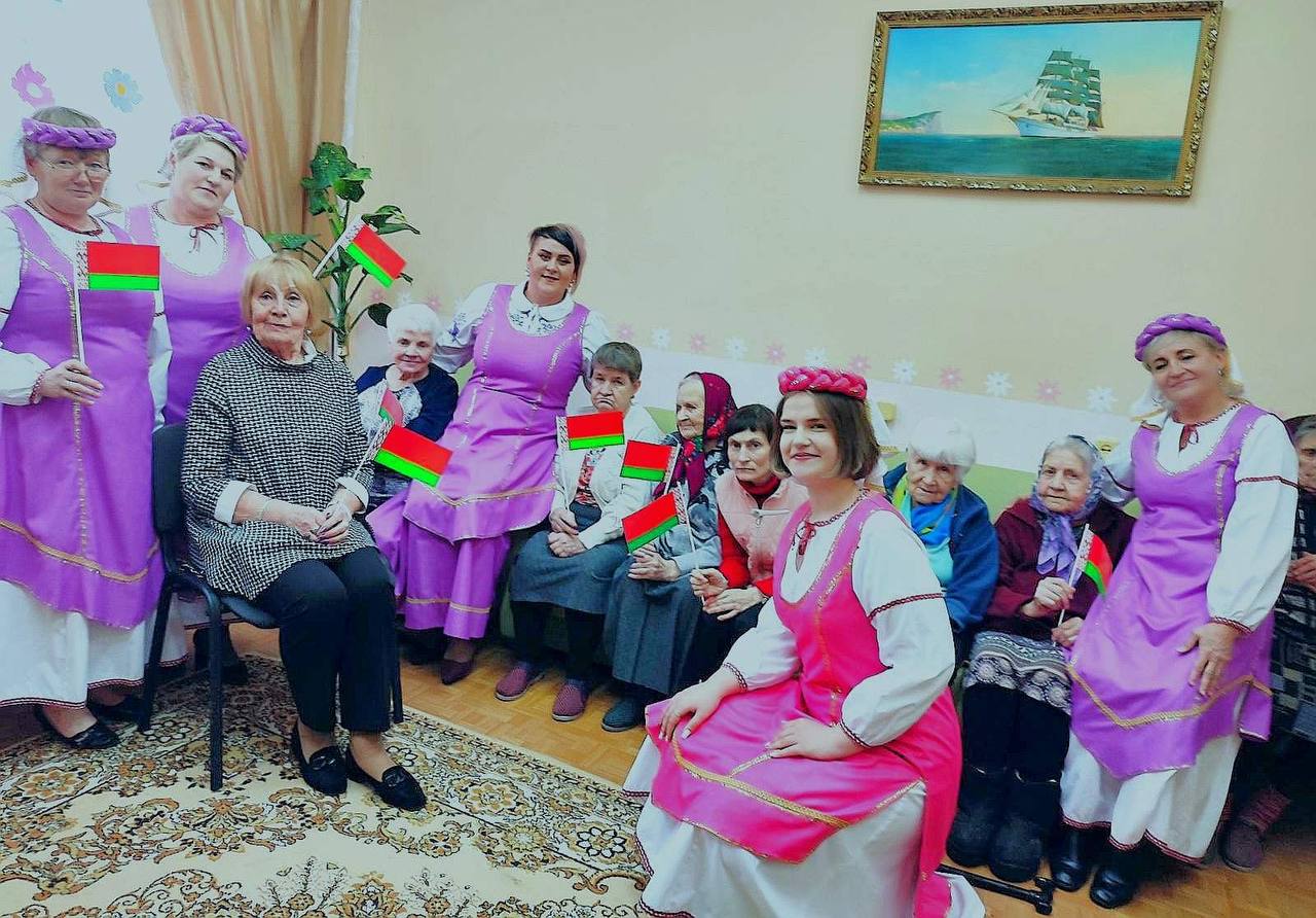 Народный ансамбль "Стокротки" дарит хорошее настроение