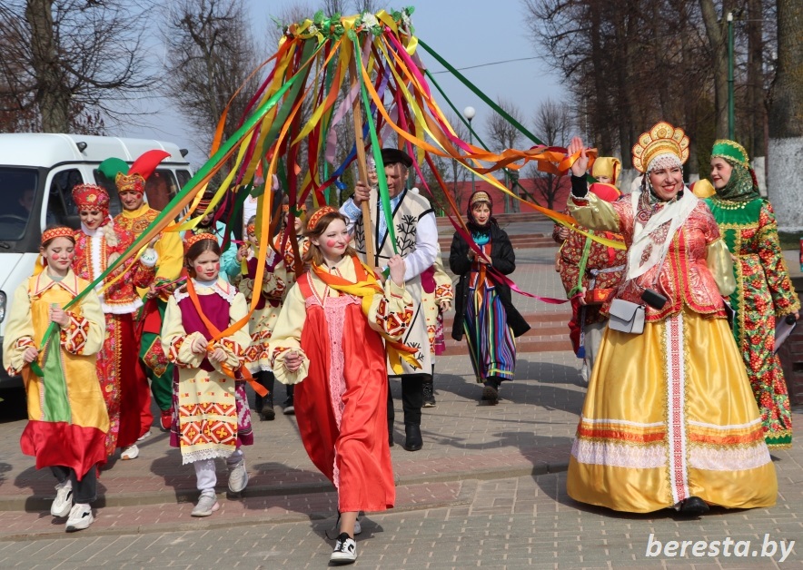 Широкую Масленицу встречай – всей семьей гуляй! В Большой Берестовице проводили зиму и встретили весну