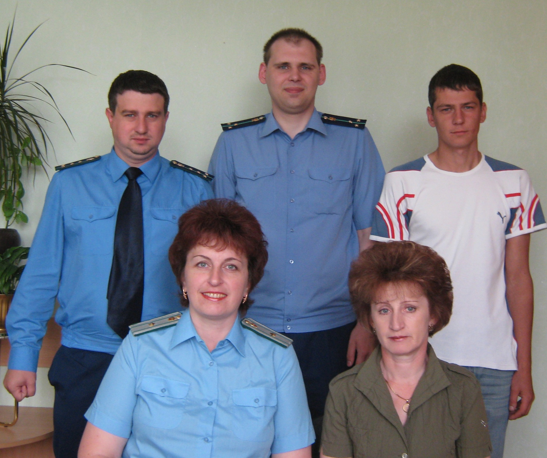 Обеспечивают законность и правопорядок