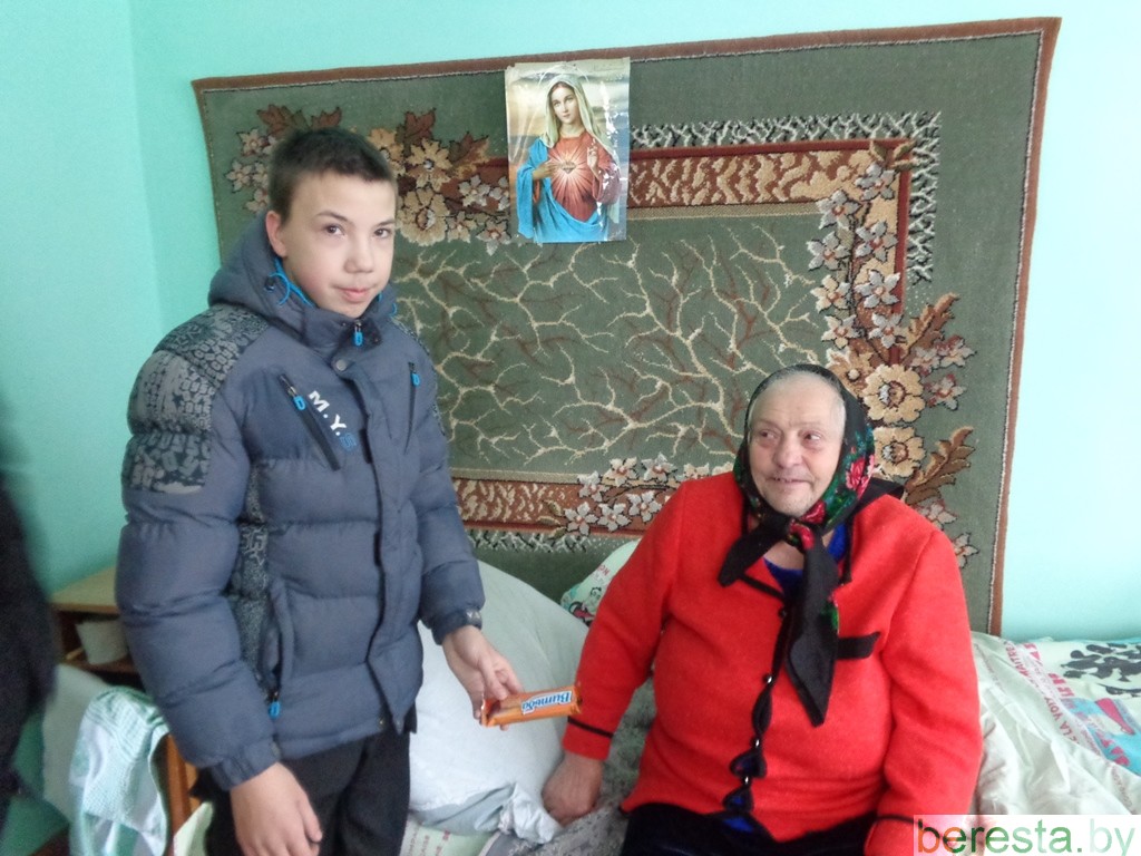 Учащиеся Макаровского яслей-сада – средней школы навестили постояльцев Макаровецкого дома-интерната для престарелых и инвалидов