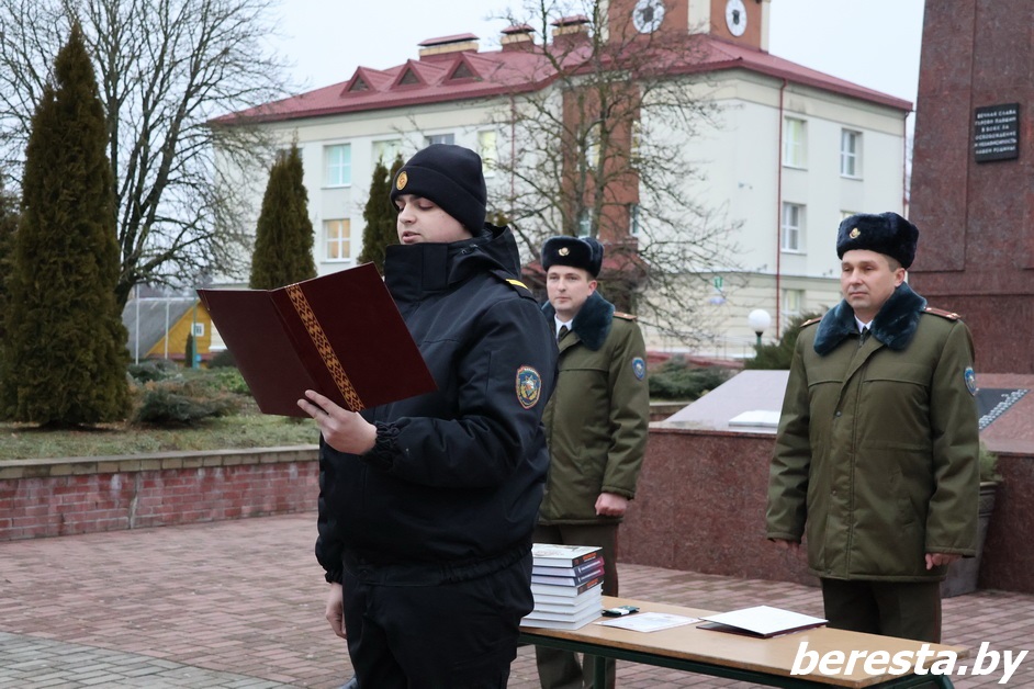 У мемориала Славы на Ратушной площади работники Берестовицкого РОЧС приняли присягу на верность Родине