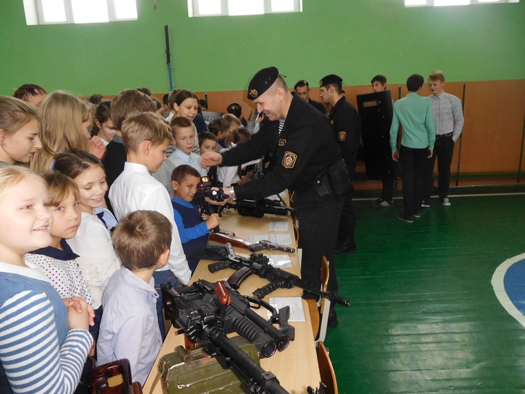 В Конюховском яслях-саду-средней школе побывал боевой отряд милиции