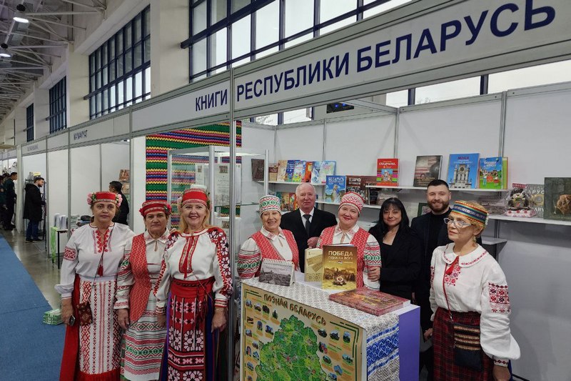 Издания, приуроченные к Году исторической памяти, представила белорусская делегация на книжной выставке в Узбекистане