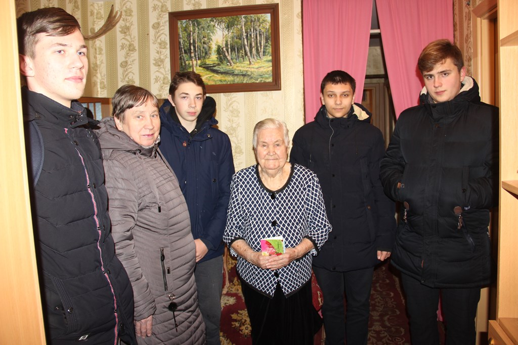 Бераставіцкія школьнікі павіншавалі ветэрана з днём нараджэння і надыходзячымі святамі