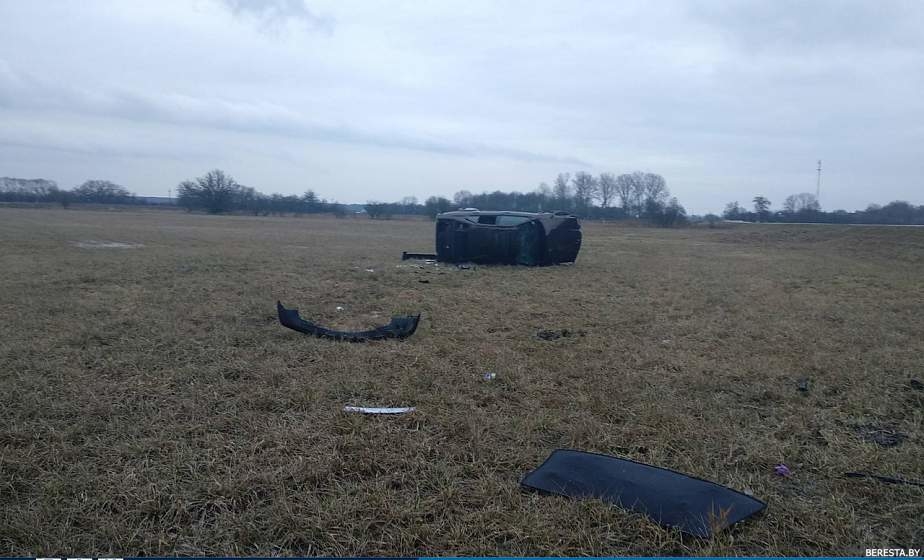 Под Берестовицей автомобиль слетел в кювет. Двух 17-летних пассажиров госпитализировали