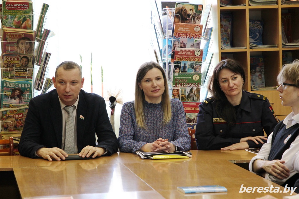 В Берестовицкой районной библиотеке прошла диалоговая площадка «Наркотики. Деструктивные каналы. Ответственность. Последствия»
