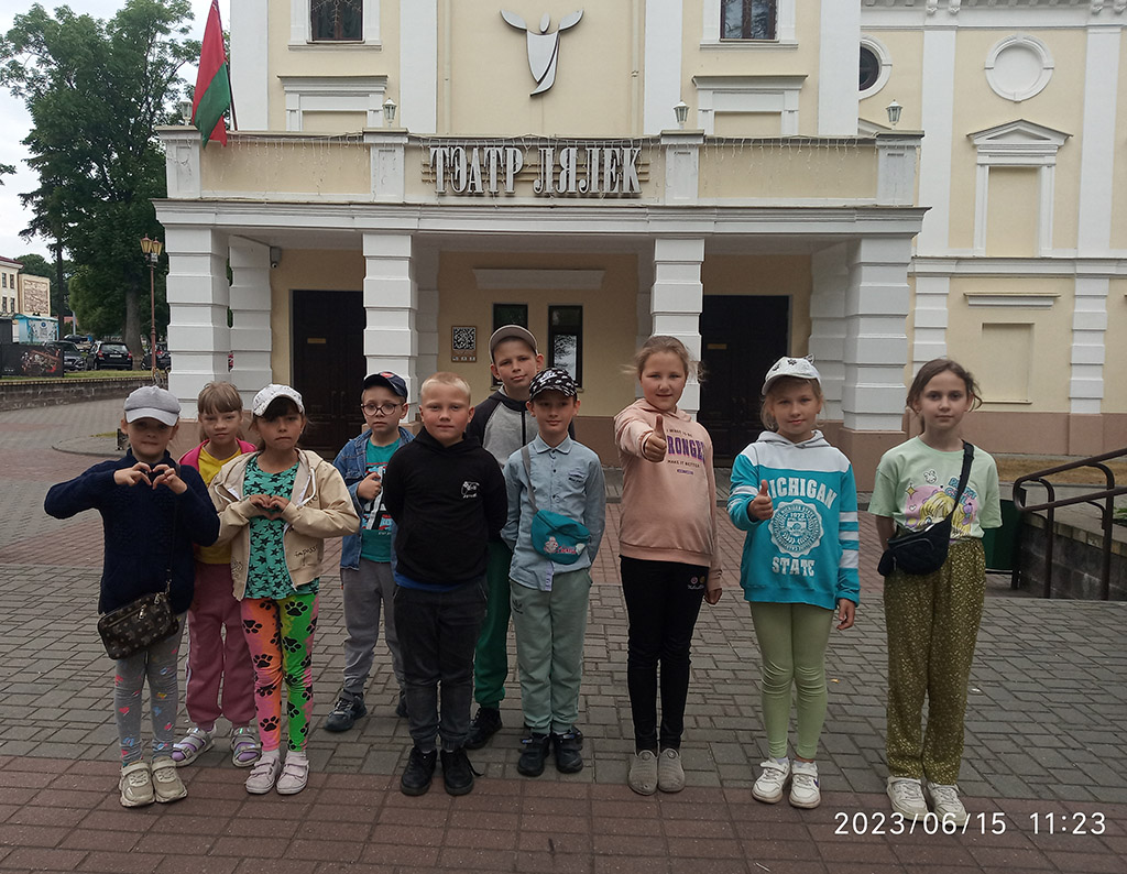 <strong>Экскурсия в мир кукол. Макаровские школьники посетили Гродненский областной театр кукол</strong>
