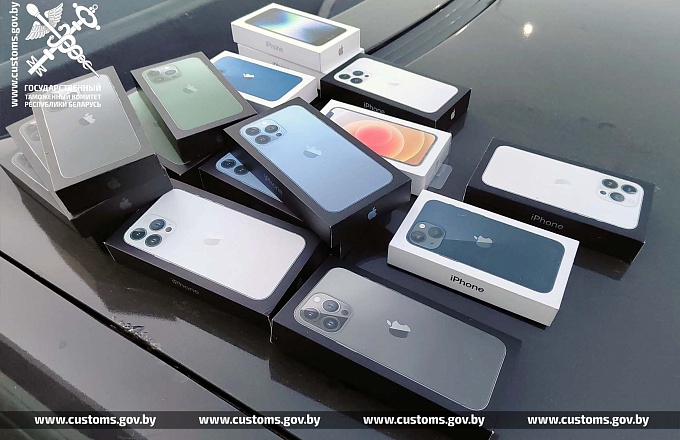 17 мобильных телефонов Iphone водитель Mercedes спрятал в конструктивных полостях своего авто, чтобы незаконно ввезти в Беларусь
