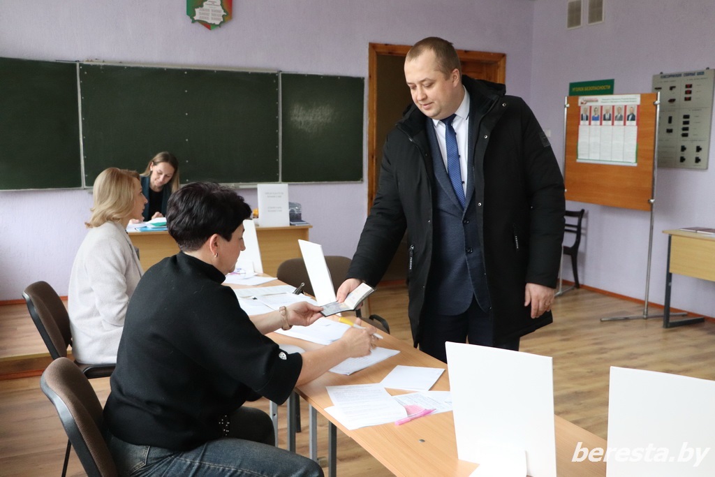 Первый заместитель председателя – начальник управления сельского хозяйства и продовольствия Берестовицкого райисполкома Александр Курило проголосовал досрочно