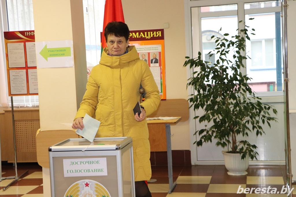 ФОТОФАКТ. Второй день досрочного голосования в Берестовицком районе проходит активно