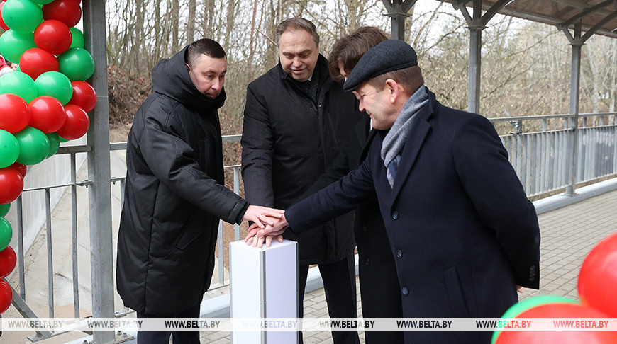 "Ждали с нетерпением". Пешеходный мост в Румлевском парке открыли после реконструкции