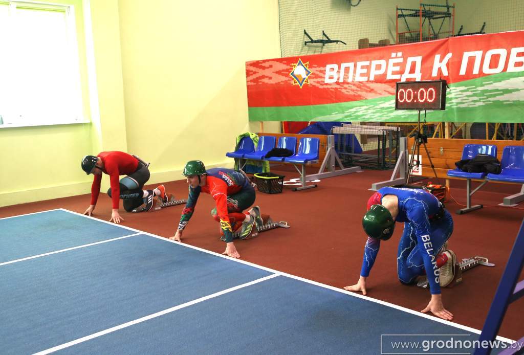 Первый соревновательный день Республиканского чемпионата по пожарно-спасательному спорту в помещении проходит в Гродно