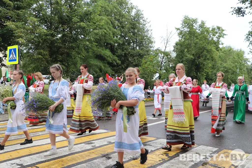 Беларусь созидательная. В Большой Берестовице состоялось торжественное шествие в честь Дня Независимости