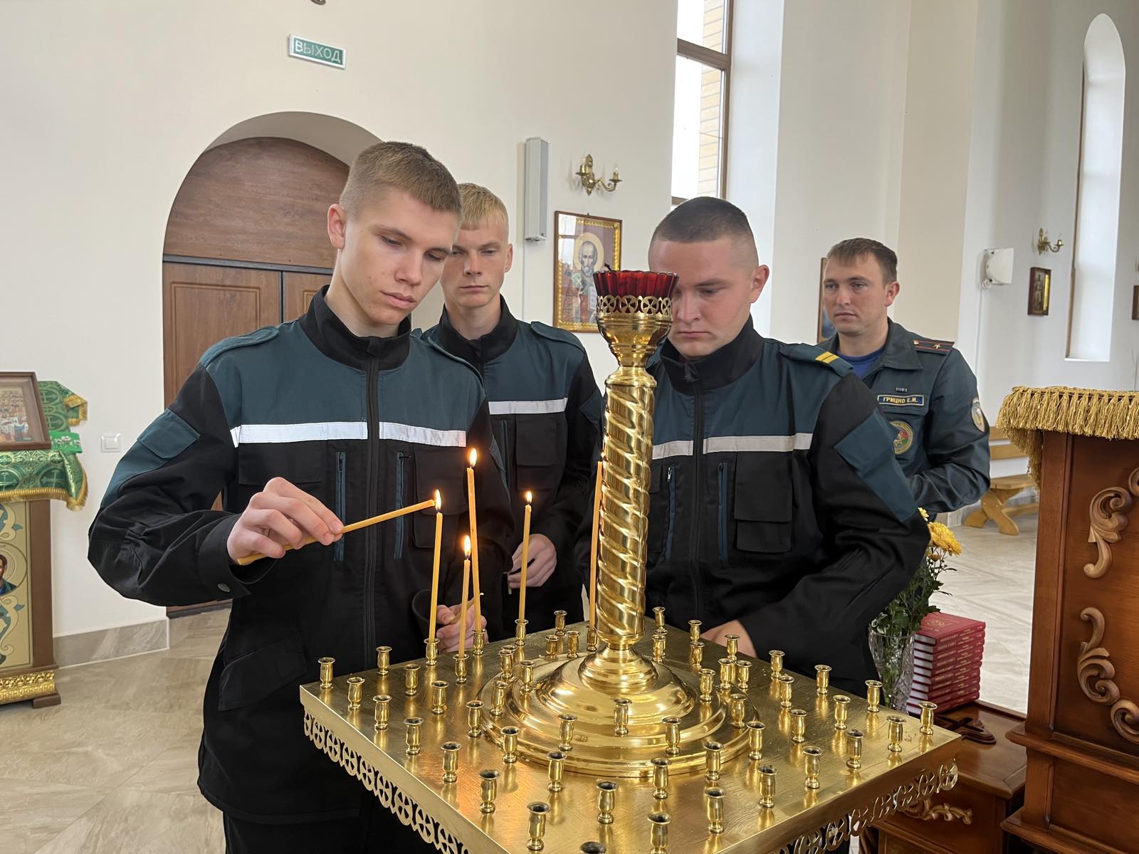 Берестовицкие спасатели преклонились перед иконой-заступницей