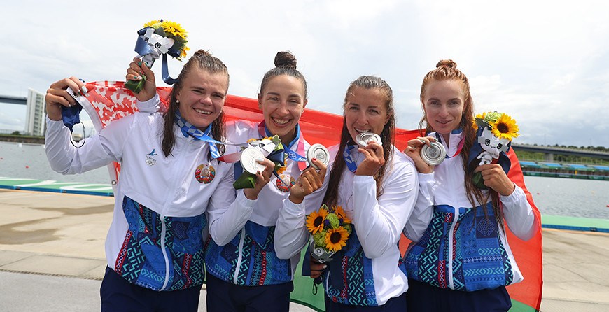 Женская байдарка-четверка выиграла серебро на дистанции 500 м в финале ОИ