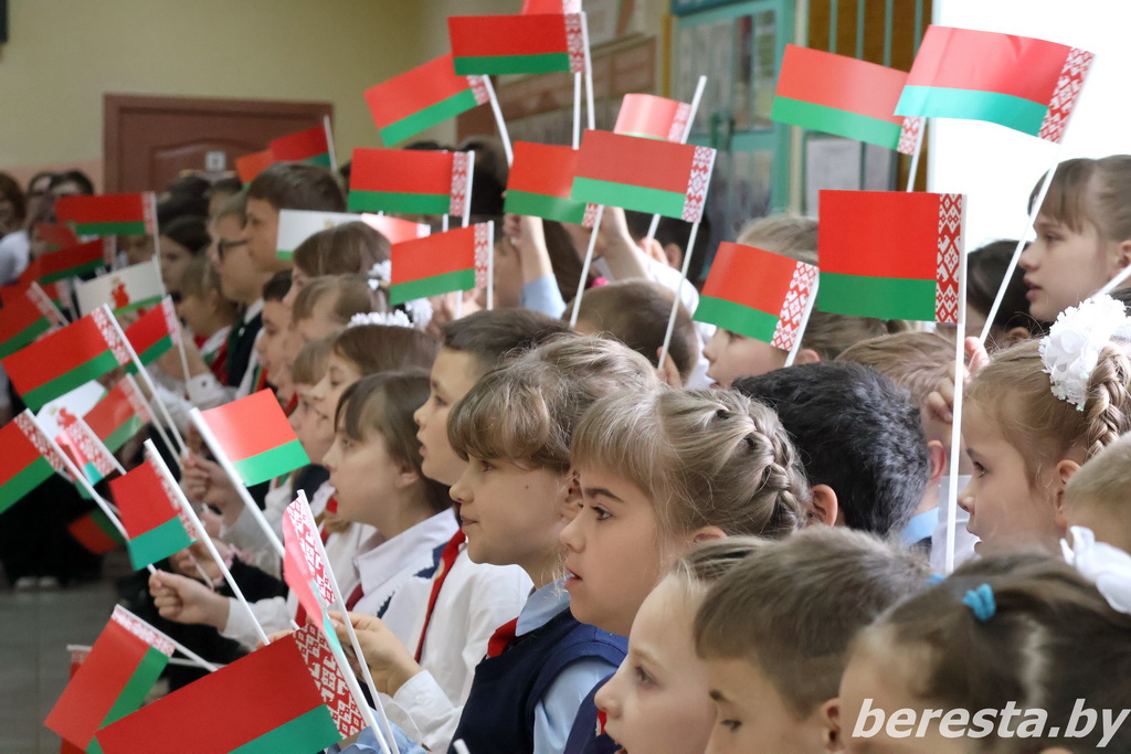С уважением к символике страны. Председатель Берестовицкого райисполкома Дмитрий Кадргулов принял участие в торжественной линейке в Олекшицкой школе