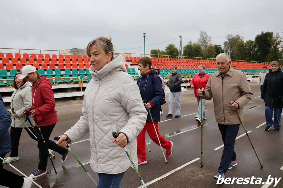 «Шаг к долголетию». Марафон скандинавской ходьбы прошел на Берестовитчине