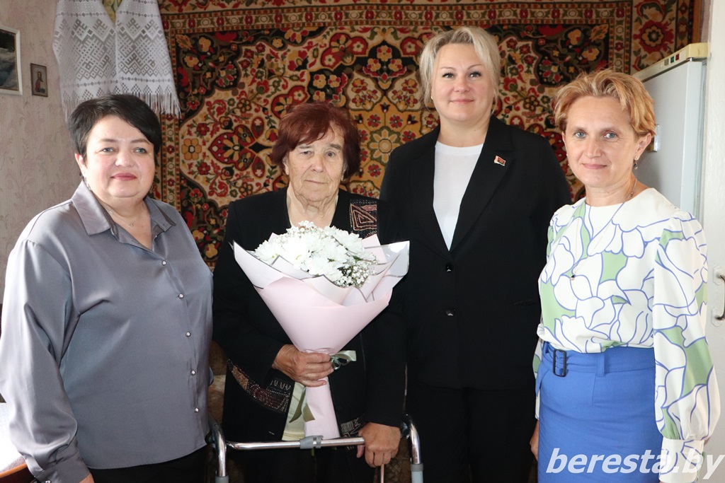 На Берестовитчине поздравили с 90-летним юбилеем ветерана педагогического труда Валентину Ковшик