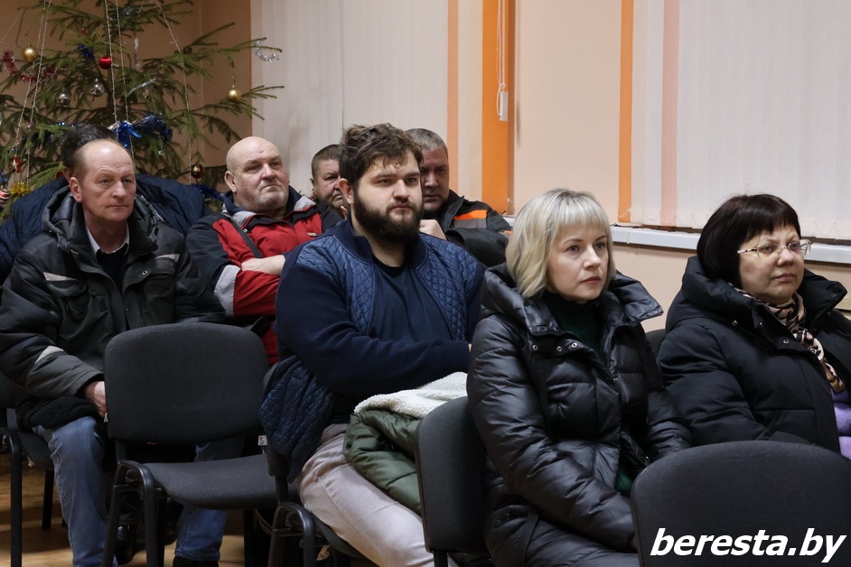 <strong>Заместитель председателя</strong><strong> Берестовицкого</strong><strong> райисполкома Андрей Щука встретился с коллективом ДРСУ №160 </strong><strong></strong>
