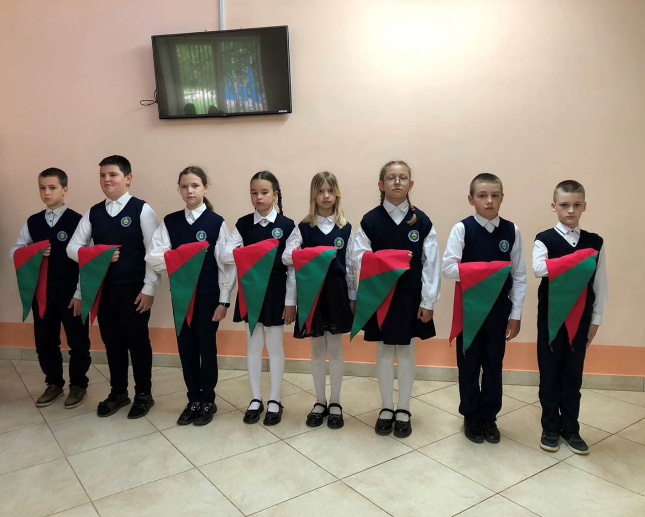 В Большеэйсмонтовской средней школе прошла торжественная линейка, посвященная государственной символике