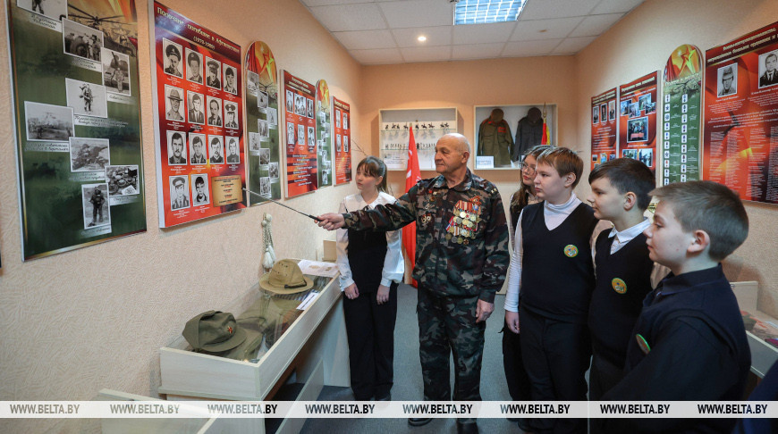 Православные верующие празднуют Сретение Господне 