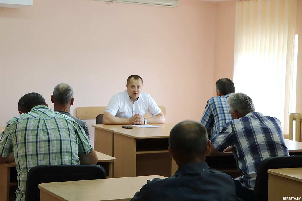 Первый заместитель председателя Берестовицкого райисполкома-начальник управления сельского хозяйства и продовольствия Александр Курило посетил агрофирму «Старый Дворец»