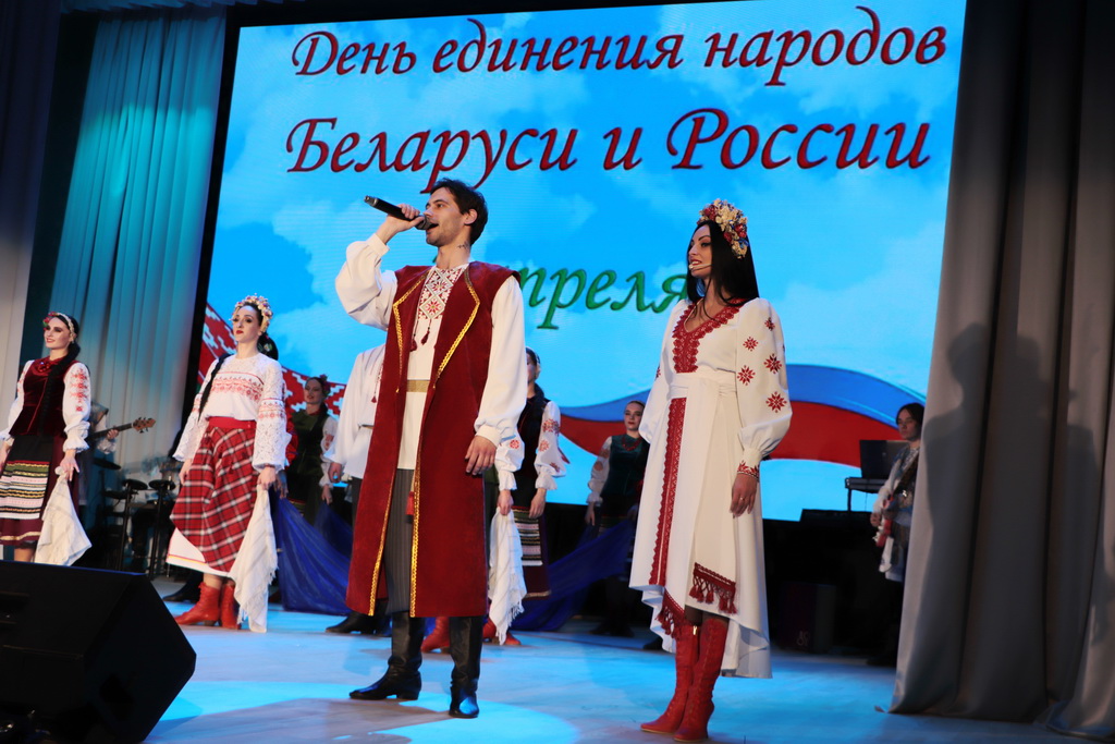 В рамках празднования Дня единения народов Беларуси и России в Берестовице состоялся концерт музыкального театра «Рада»