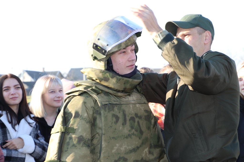 Акция «К защите Отечества готов!» в Большой Берестовице познакомила школьников со службой во внутренних войсках