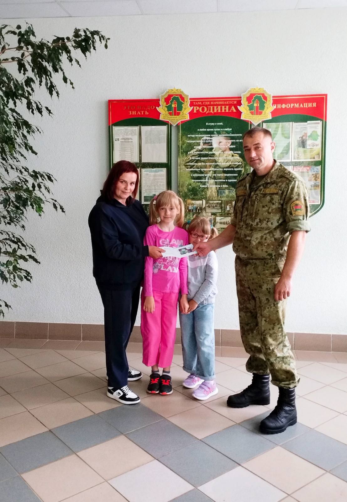 Гродненские пограничники присоединились к акции «Соберем детей в школу» и поздравили ребят с Днем знаний