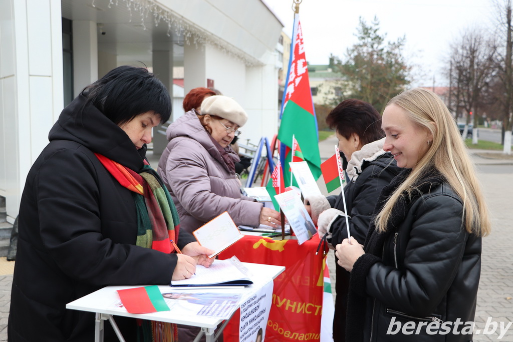 В Берестовицком районе продолжают работу пикеты по сбору подписей для выдвижения кандидатов на пост Президента Беларуси