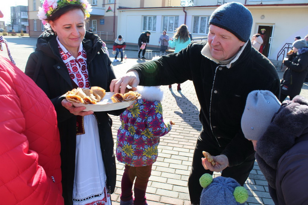 В гостях у Масленицы. В агрогородке Старый Дворец попрощались с зимой