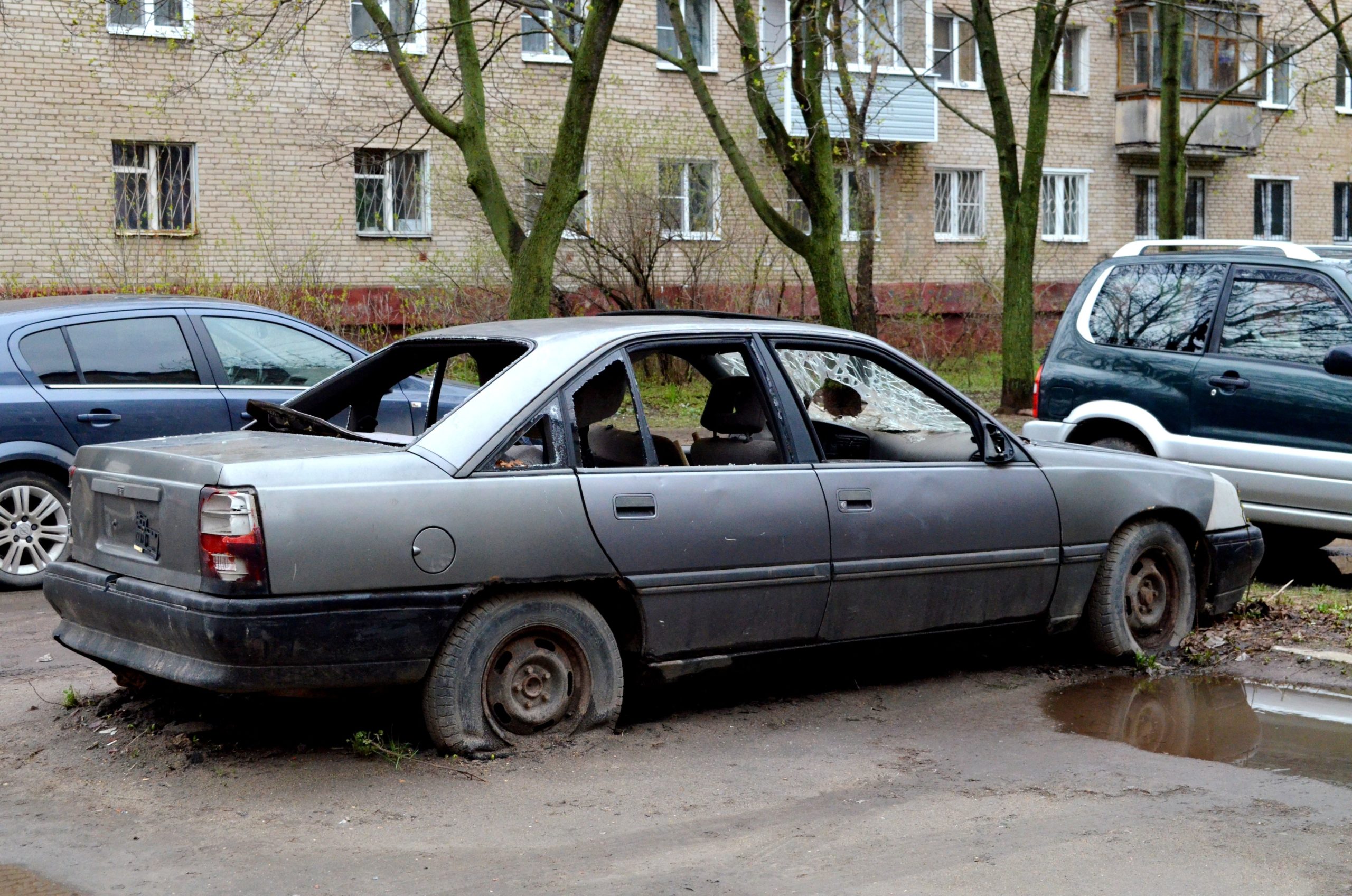 «Бесхозный» автомобиль во дворе: что делать?