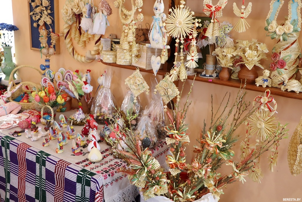 Упрыгожаныя вербачкі і велікодныя сувеніры. Выстава-продаж вырабаў ручной работы дзейнічае ў Бераставіцкім Доме рамёстваў