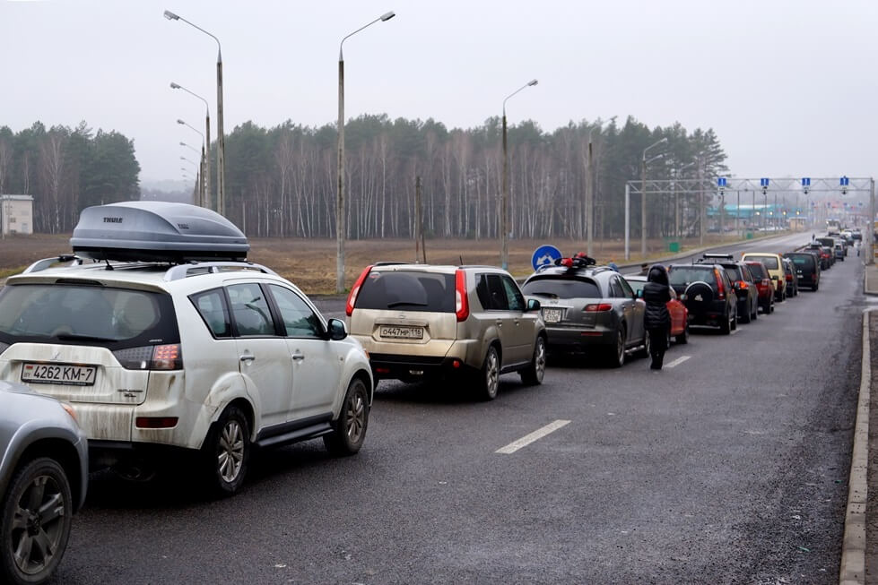 1200 авто: очередь грузовиков и легковушек на въезд в ЕС продолжает расти