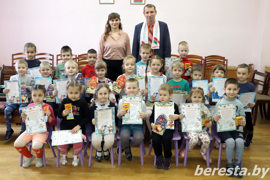 Вспоминая Новый год. В учреждениях образования Берестовитчины состоялось награждение победителей, призеров и участников районной выставки-конкурса “Самаробны цуд”