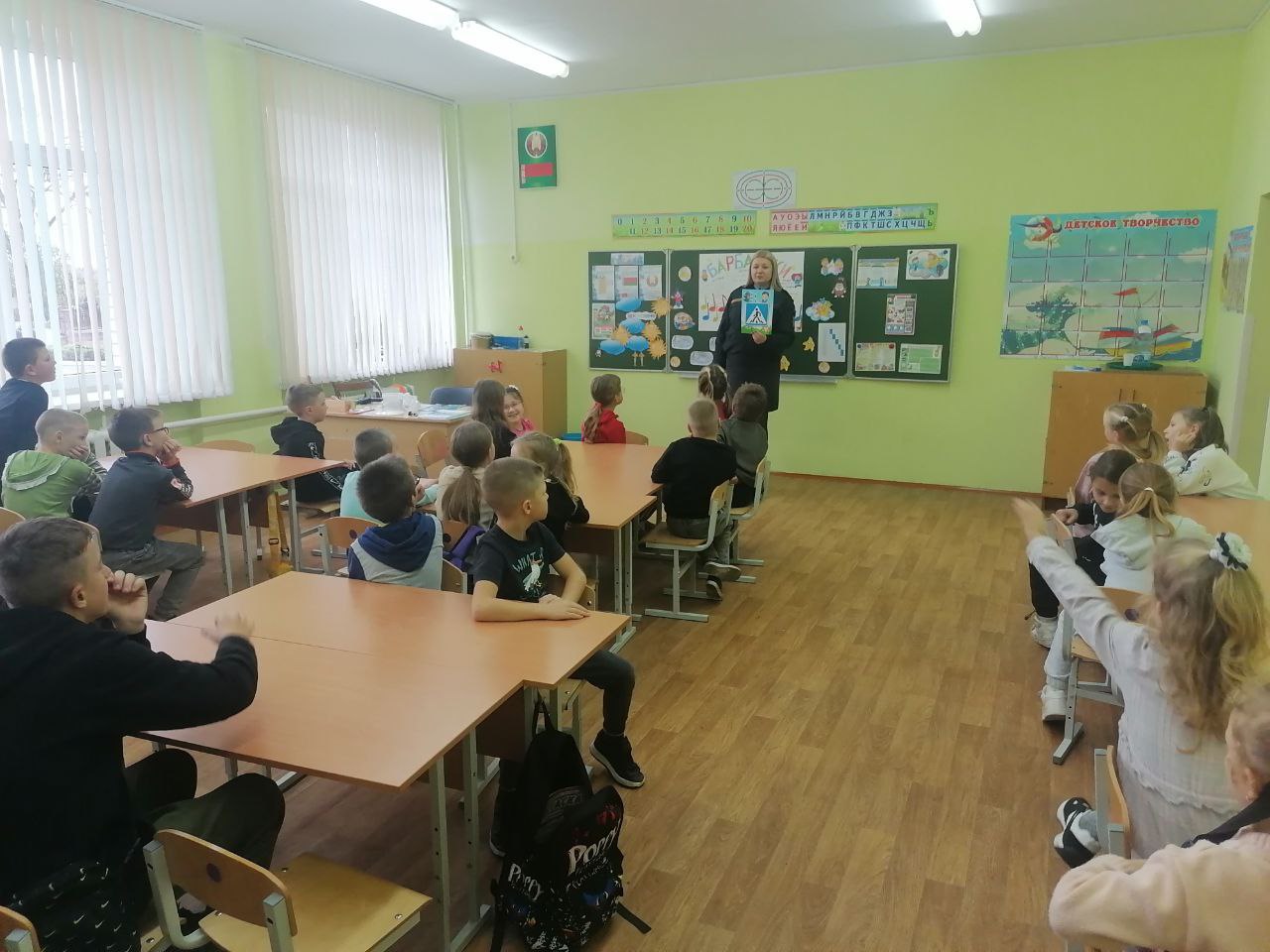 Сотрудники ГАИ провели в Большеберестовицкой  средней школе  мастер-класс  по изготовлению фликеров