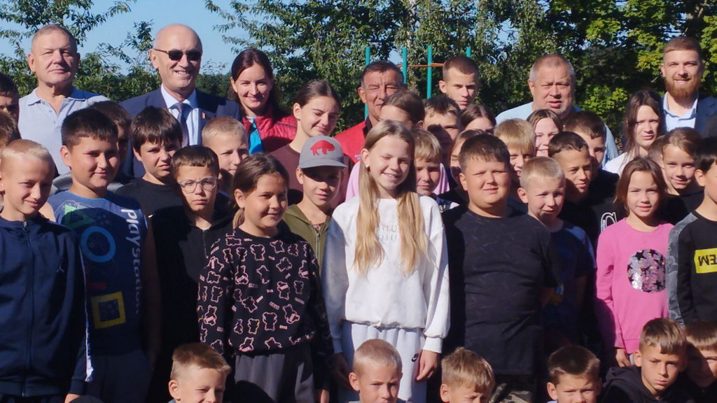 Депутат Палаты представителей Национального собрания Республики Беларусь Антон Кулисевич наградил лучших спортсменов в ДОЛ "Берестовицкий"