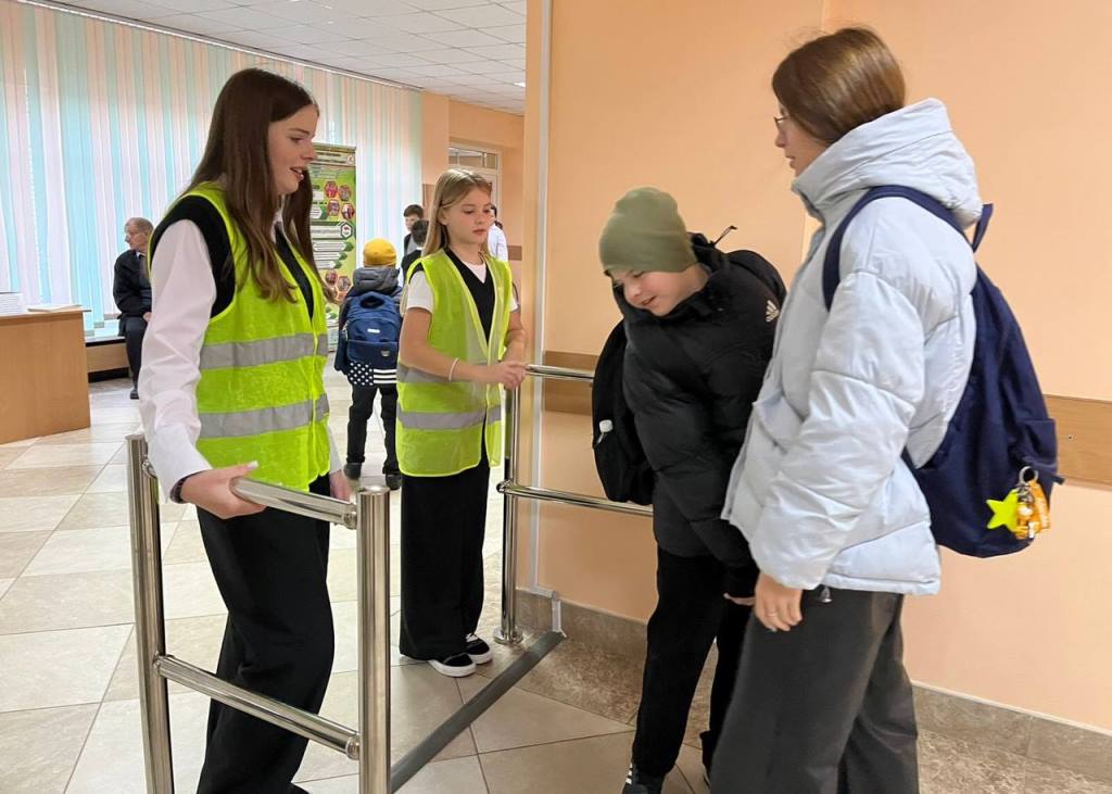 Акция "Стань заметней в темноте": члены отряда ЮИД Большебестовицкой СШ провели мониторинг наличия фликеров